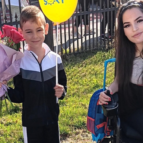 Denisa, mama în scaun rulant, are nevoie de sprijin pentru mobilarea locuinței sociale