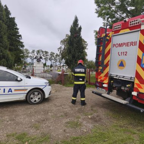 Bărbat prins sub mal de pământ în cimitirul din Mlenăuţi, salvat de pompieri