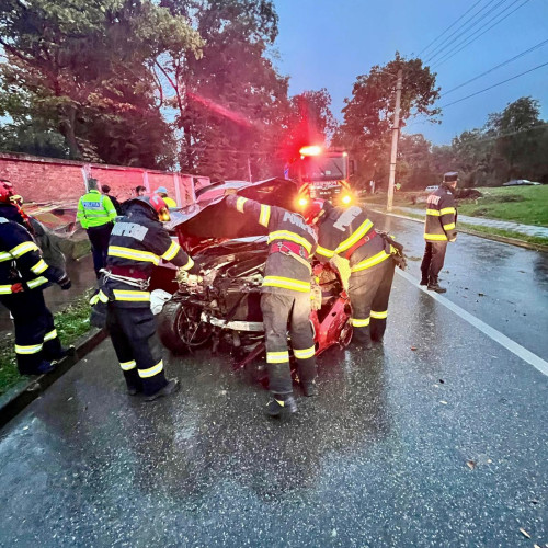 O tânără rănită într-un accident la Dorohoi după ce a intrat cu mașina în gard