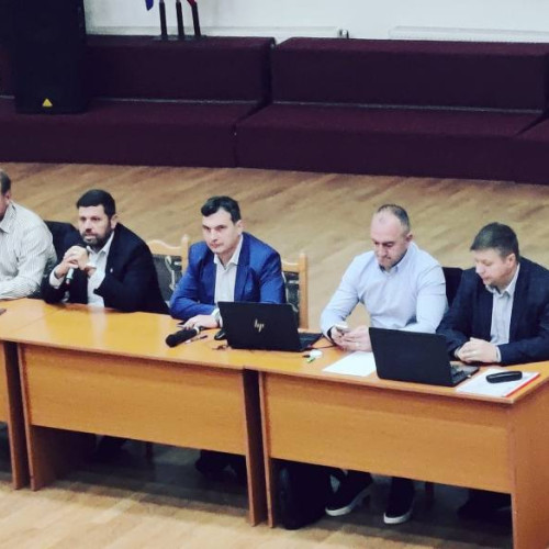 Prefectul Dâmboviței cere reguli mai stricte pentru livrările de colete în școli