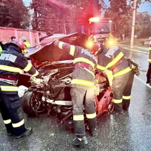 O tânără rănită după ce mașina a lovit gardul stadionului din Dorohoi