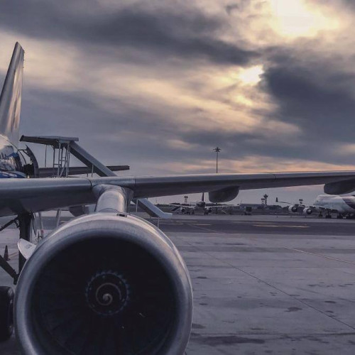 Două zboruri redirecționate din cauza furtunii la București