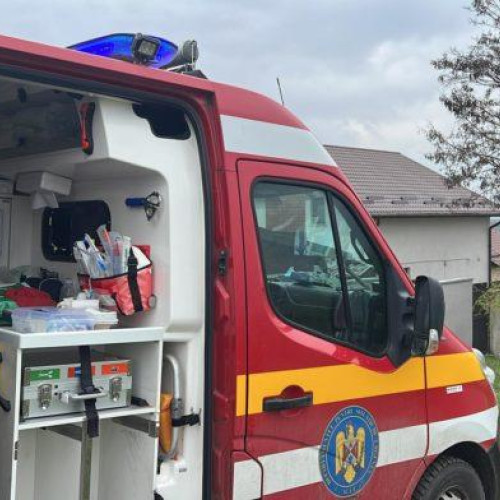 Femeie de 70 de ani, internată în stare gravă după ce s-a aprins în timp ce făcea focul