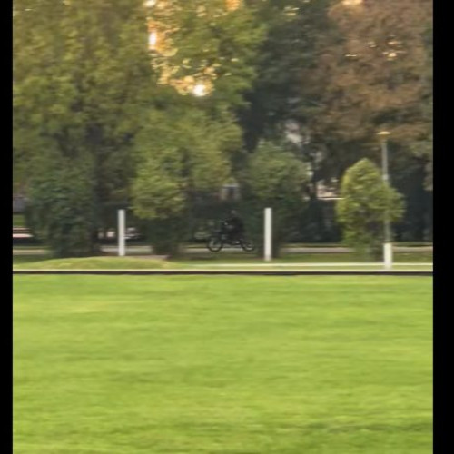 Tânăr circulă cu motocicletă electrică pe pista de biciclete din Baia Mare