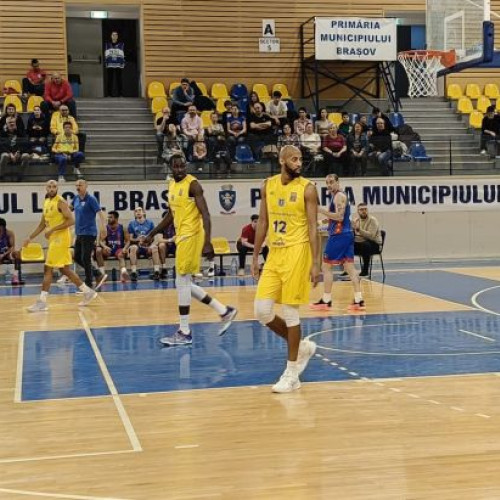 Dinamo București învinge CSM Corona Brașov în startul Ligii Naționale de Baschet