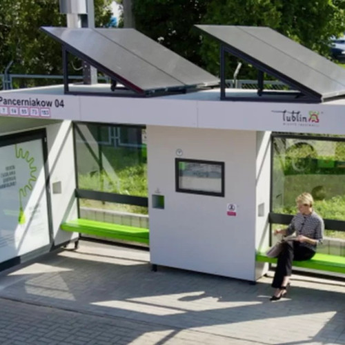 Primăria Botoșani investește în 26 de stații de autobuz inteligente cu Wi-Fi și încărcătoare wireless