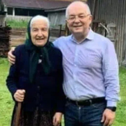 Emil Boc și-a condus mama pe ultimul drum în satul natal Răchițele