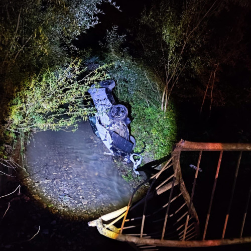 Un șofer din Piatra-Neamț a căzut cu mașina în pârâul Bâtca Doamnei