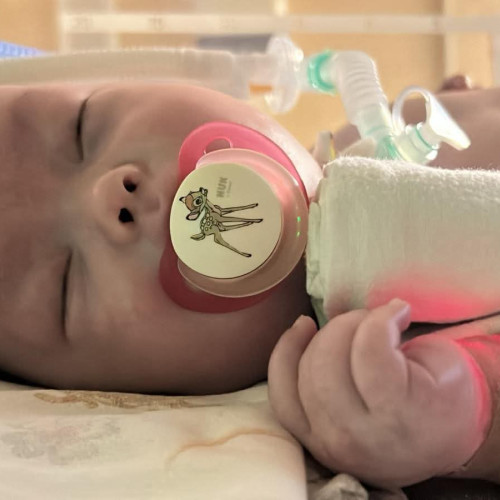 Fetița unui polițist din Sibiu se luptă pentru viață cu o boală gravă