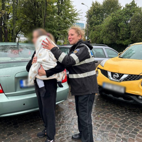 Bebeluș uitat într-o mașină în Sector 6, salvat de polițiștii locali
