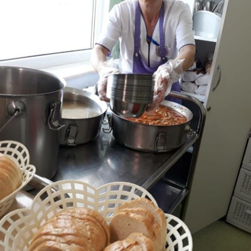 Microplasticele invadează alimentele și ustensilele din bucătăriile noastre