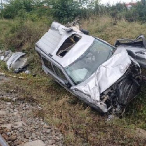 Bărbat rănit după ce trenul a lovit mașina sa la o trecere din Suceava