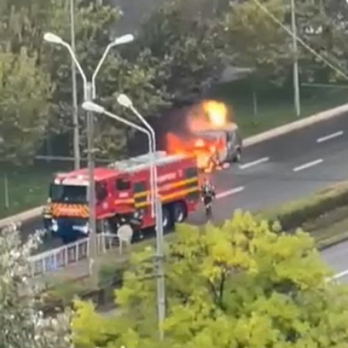 Mașină cuprinsă de flăcări pe Bulevardul Unirii din București, trafic afectat