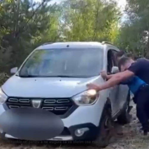 O familie cu cinci copii blocată pe un drum forestier din Bisoca, salvata de jandarmi