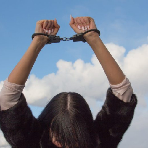 Două tinere reținute după ce au furat haine și au agresat angajate în Capitală