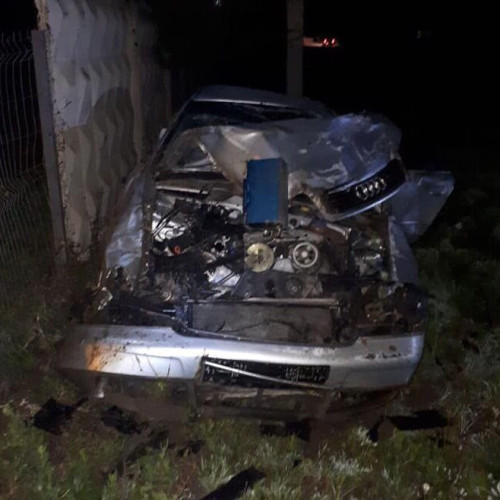 Un șofer beat a intrat cu mașina într-un gard în Bălușeni, județul Botoșani