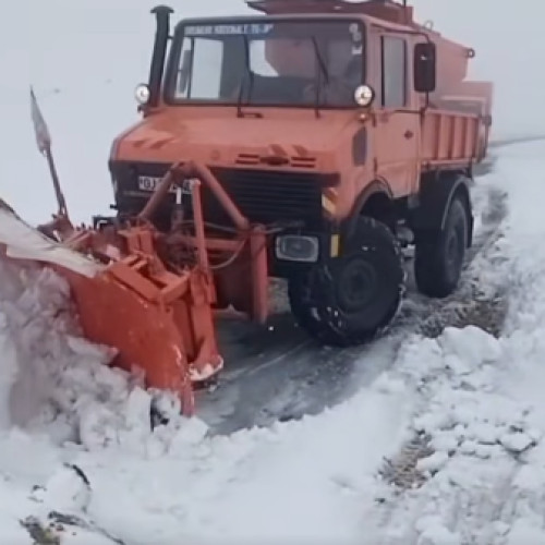 Transalpina rămâne închisă luni din cauza zăpezii pe carosabil