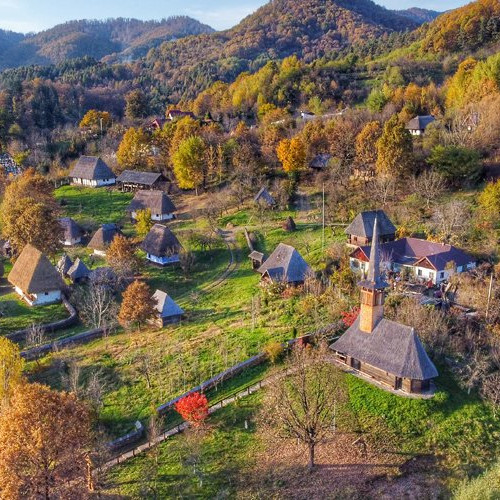 Proiectul Caravana Atelierelor păstrează tradițiile satului pentru elevi la Muzeul Satului din Baia Mare