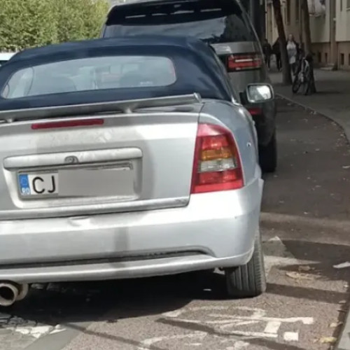 Circulația blocată pe strada Pajiștei din cauza mașinilor parcate neregulamentar
