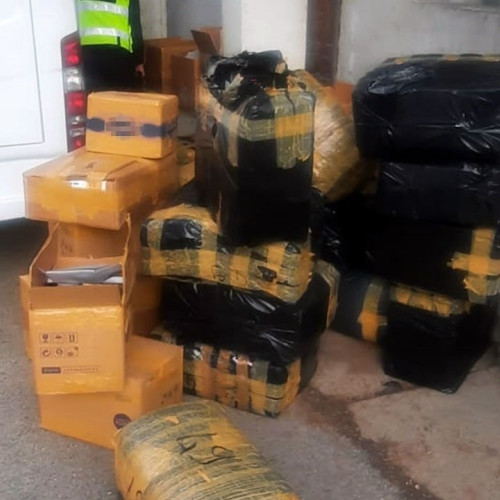 Polițiștii de frontieră au confiscat parfumuri și articole vestimentare contrafăcute în Vama Mangalia și Ostrov