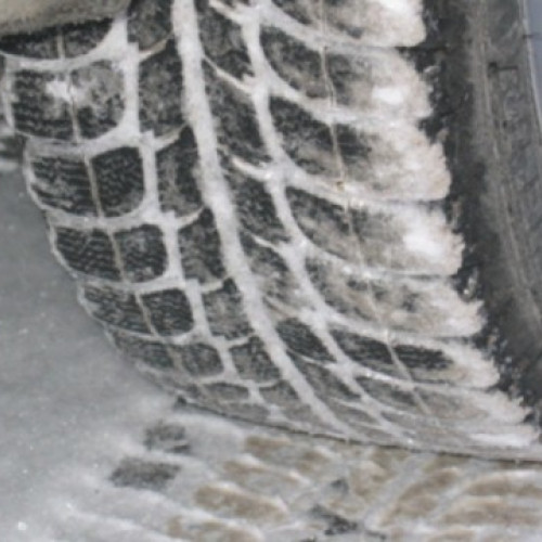 Polițiștii rutieri avertizează șoferii să echipeze mașinile corespunzător pentru iarnă