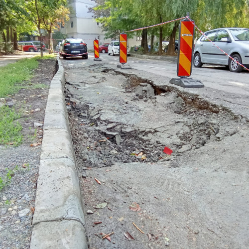 Un crater uriaș a apărut în fața unui bloc din cartierul I.C. Frimu, Galați