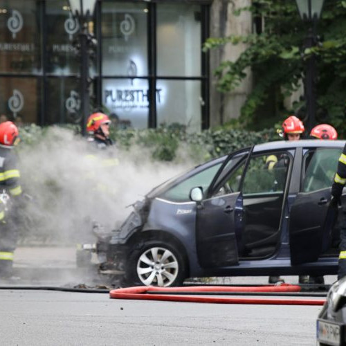 Incendiu la un autoturism pe strada Victoriei din Baia Mare