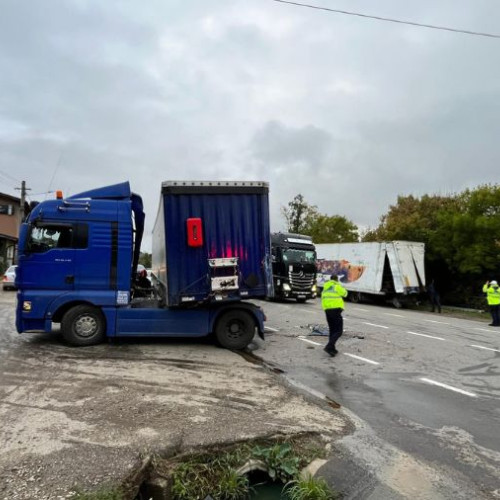 Două TIR-uri s-au ciocnit în această seară pe E85, în localitatea Cleja