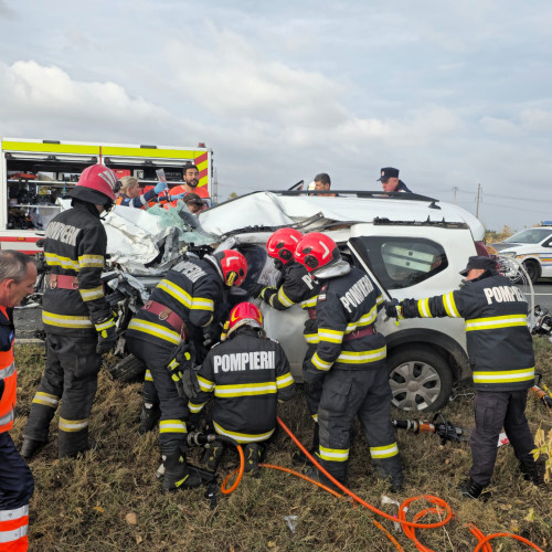 Doi răniți încarcerați după un accident, transportați la spitale din București și Slobozia
