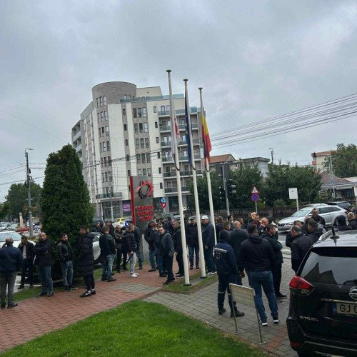 Angajații CEO protestează pentru viitorul locurilor de muncă în fața sediului companiei