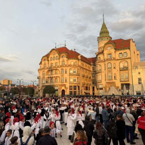 Piața Unirii din Oradea a găzduit festivalul „Higheghe și vin” cu peste 600 de dansatori