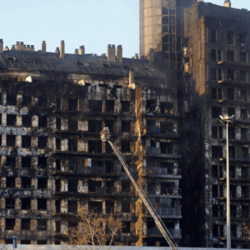 Tragedia din Valencia: Patru morți și 14 răniți, victime ale unui incendiu uriaș. Pompierii și vecinii s-au mobilizat pentru a opri flăcările devastatoare.