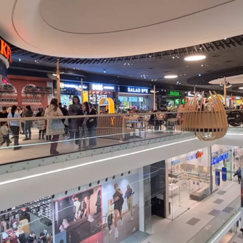 Două tinere reținute după ce au furat haine și au agresat angajate în Sector 2