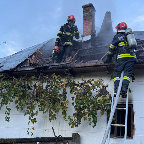 Bărbat de 88 de ani a murit într-un incendiu puternic în Slătioara, Vâlcea