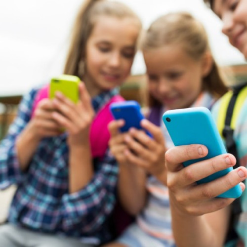 Senatul adoptă legea majoratului digital pentru protecția minorilor online