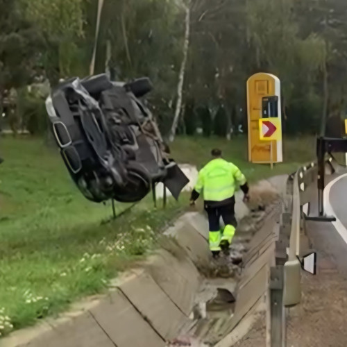 Șofer din Botoșani scapă nevătămat după ce s-a răsturnat cu mașina