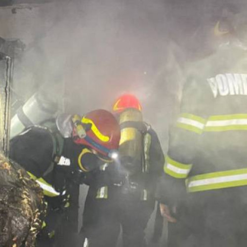 Incendiu la o clădire dezafectată din municipiul Bacău stins rapid de pompieri