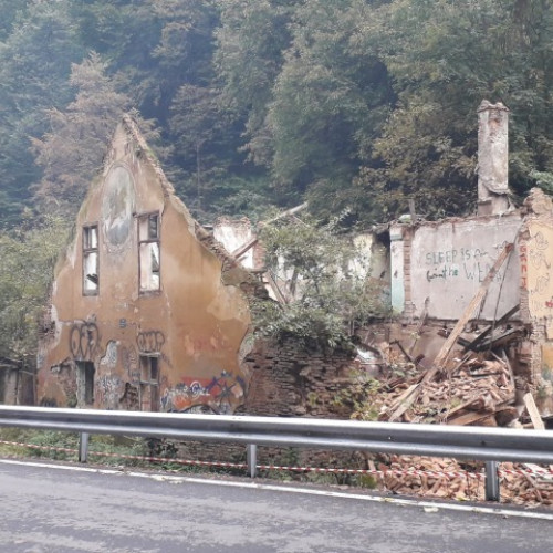 S-a prăbușit ultimul zid al Hanului de la Pietrele lui Solomon din Brașov