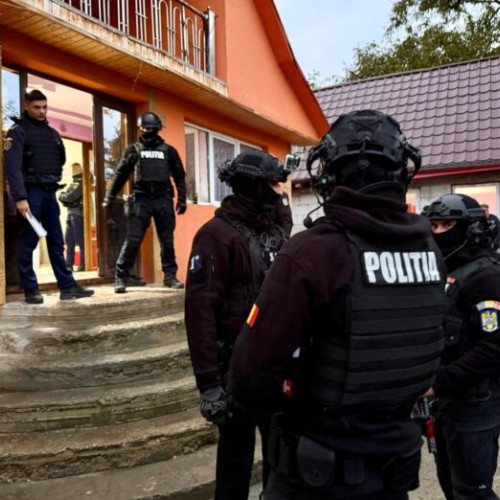 Polițiștii din Onești au reținut cinci persoane în urma unor percheziții în comuna Coțofănești