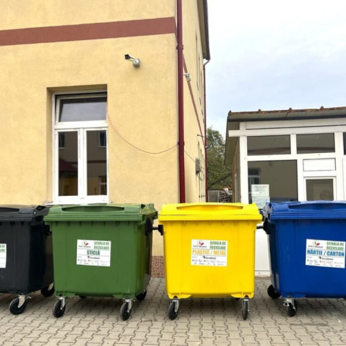 Școlile din Bistrița-Năsăud primesc pubele și containere pentru colectarea selectivă a deșeurilor