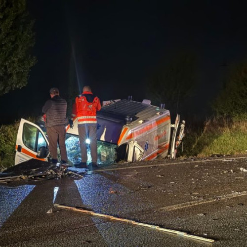 Ambulanță în misiune, implicată într-un accident grav între Huedin și Șaula