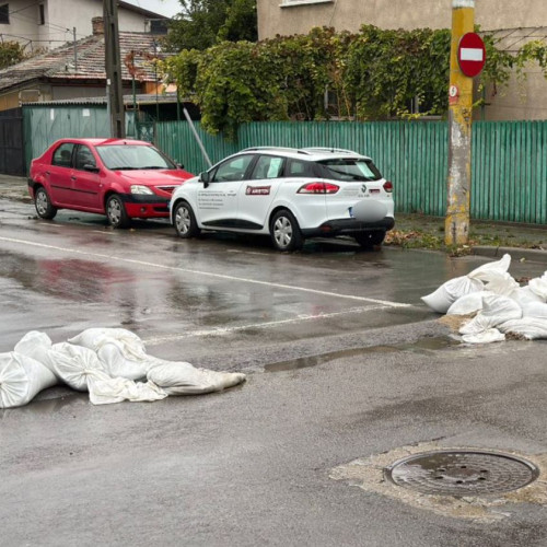 Saci cu nisip montați pentru protecția la inundații, deteriorați în Constanța