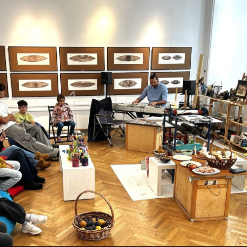 Ateliere de gravură și audiții muzicale animă expoziția de artă contemporană