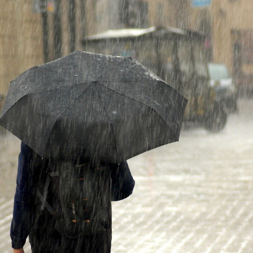 Cod roșu de ploi în Ialomița: suspendarea cursurilor și măsuri de protecție