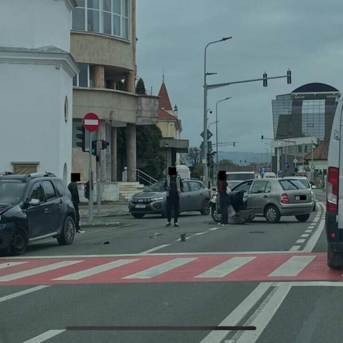 Două mașini implicate într-un accident la intersecția Ardealului cu Primăverii