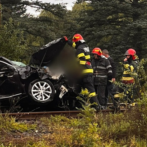 Coliziune între un tren și un autoturism la Vărbilău, județul Prahova