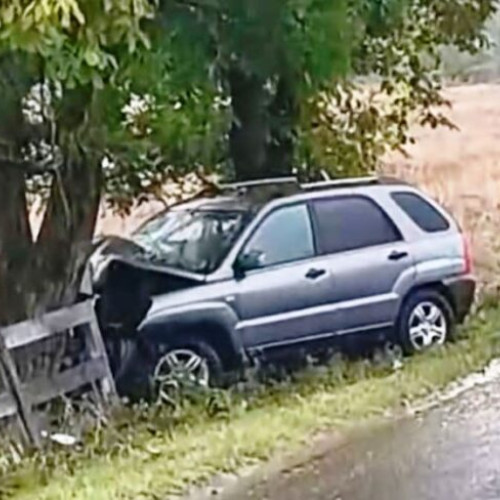 Accident rutier în Răcoasa: o șoferiță a derapat și a lovit un copac