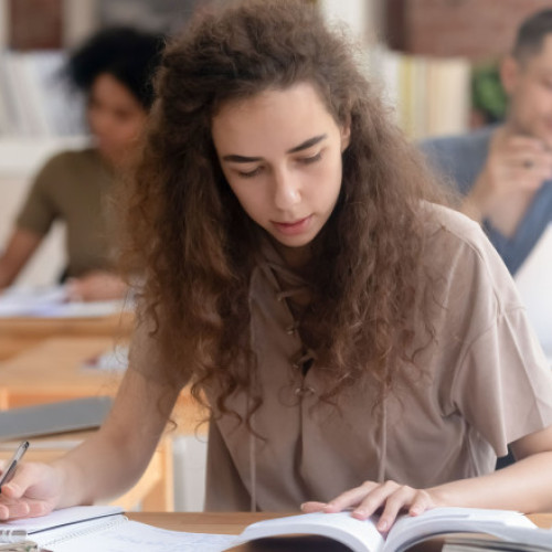 SNSPA suspendă cursurile fizice din cauza codului roșu de ploi la București