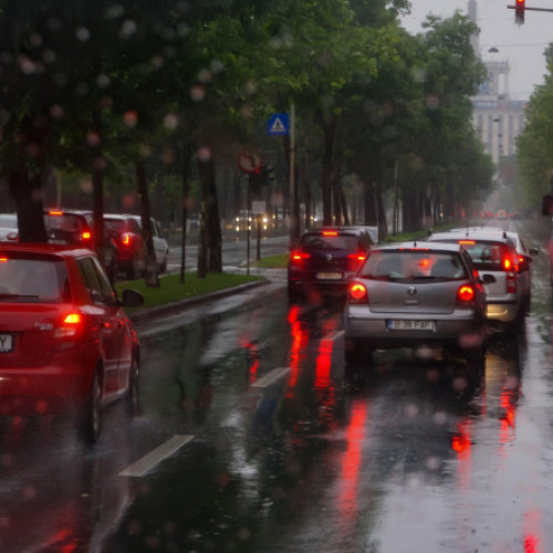 Autoritățile recomandă precauție și suspendarea cursurilor din cauza codului roșu de ploi