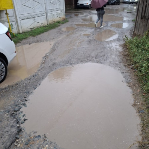 Probleme neschimbate cu accesul plin de nămol la școala și grădinița din Galați